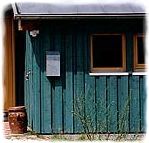 Beispiel einer farbig beschichteten Holzfassade eines Wohnhauses