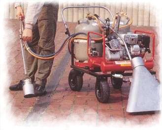 Wildkrautbek&auml;mpfung mit dem Handger&auml;t und dem Fl&auml;chenger&auml;t